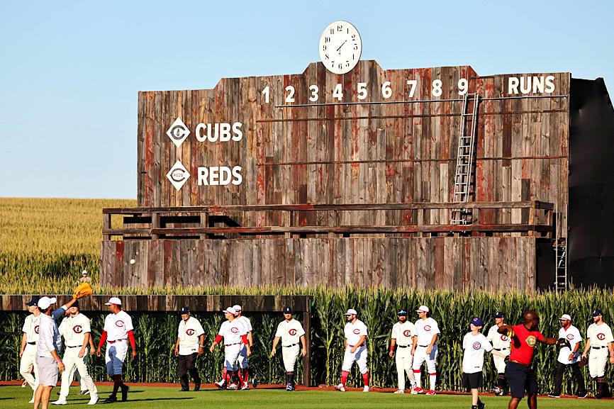 Smyly stars as Cubs beat Reds in 2nd 'Field of Dreams' game