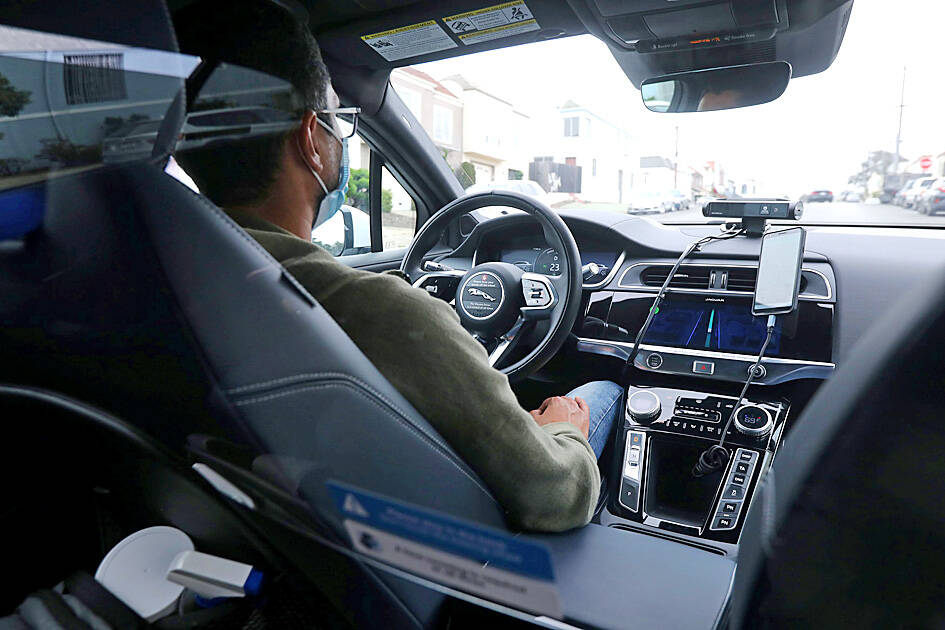 Self-driving cars need new laws, regulations: report - Taipei Times