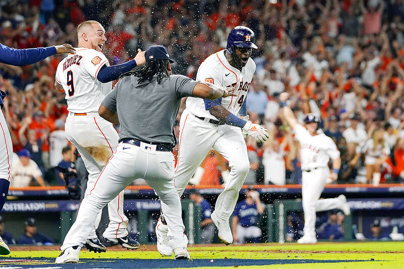 Josh Naylor hits 3-run homer as Guardians storm back in 8th to