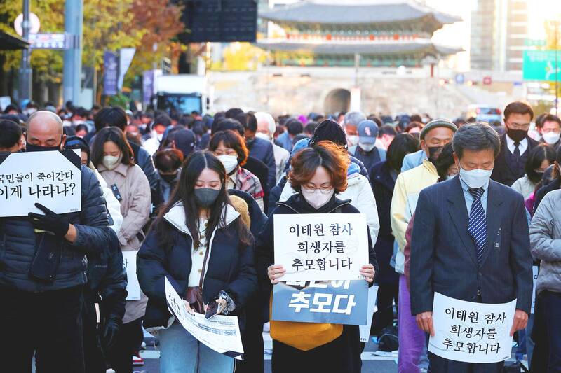 Candlelight vigils mourn S Korea disaster victims Taipei Times