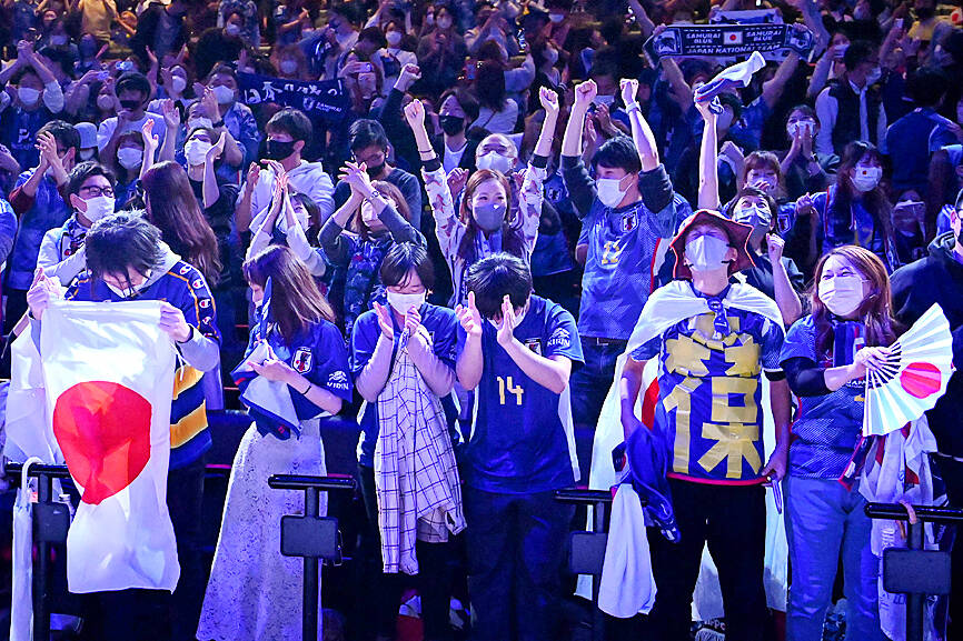 Japanese fans tidy up, say 'thank you' at World Cup - Taipei Times