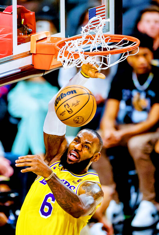free throw line dunk
