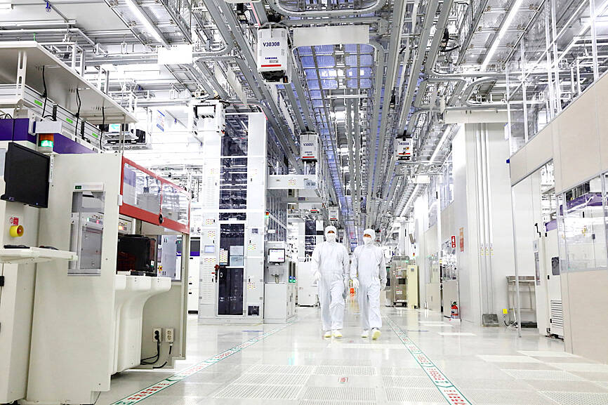 S Korean exports continue to decline on cooling global demand, economic risk