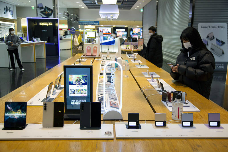 Samsung hit by historic drop in profit
