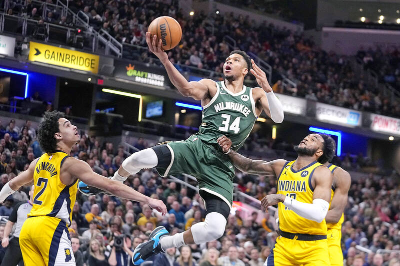 Giannis powers Bucks to 141-131 win over Pacers - Taipei Times
