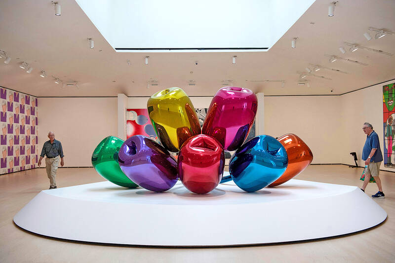 Gallery visitor smashes glass Jeff Koons sculpture - Taipei Times