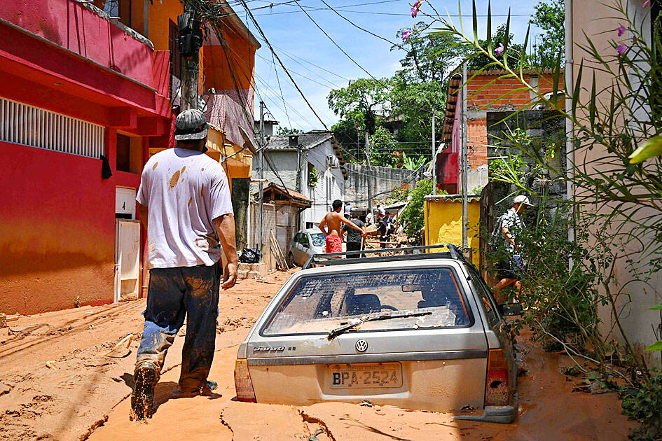Brazil floods leave people scrambling for aid, supplies Taipei Times