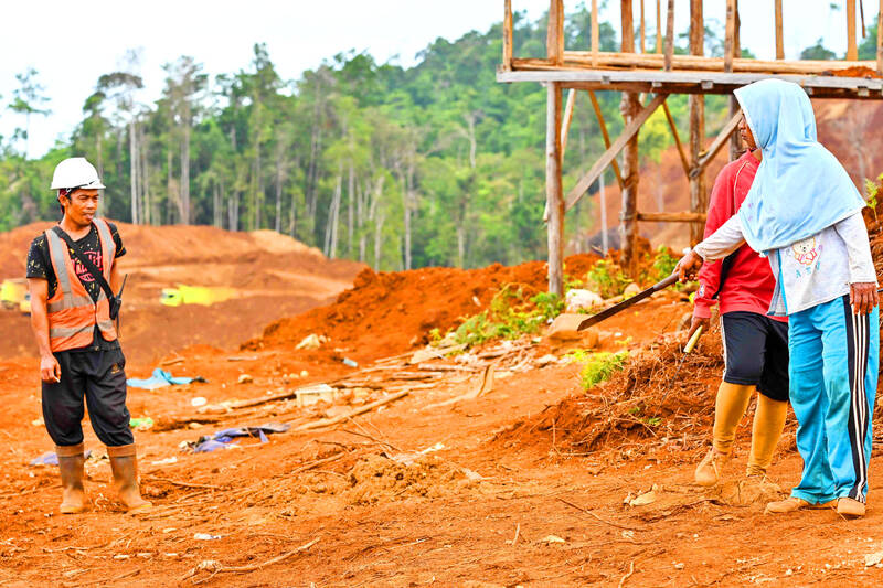 Petani Indonesia berjuang untuk tanah mereka di tengah booming pertambangan