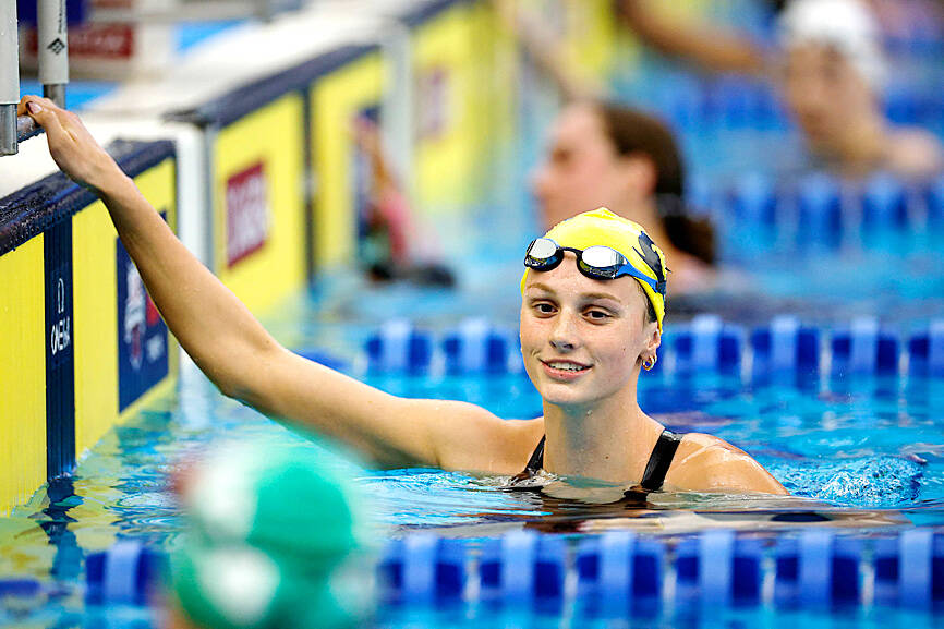 Canadian teenager McIntosh breaks 400m free record - Taipei Times