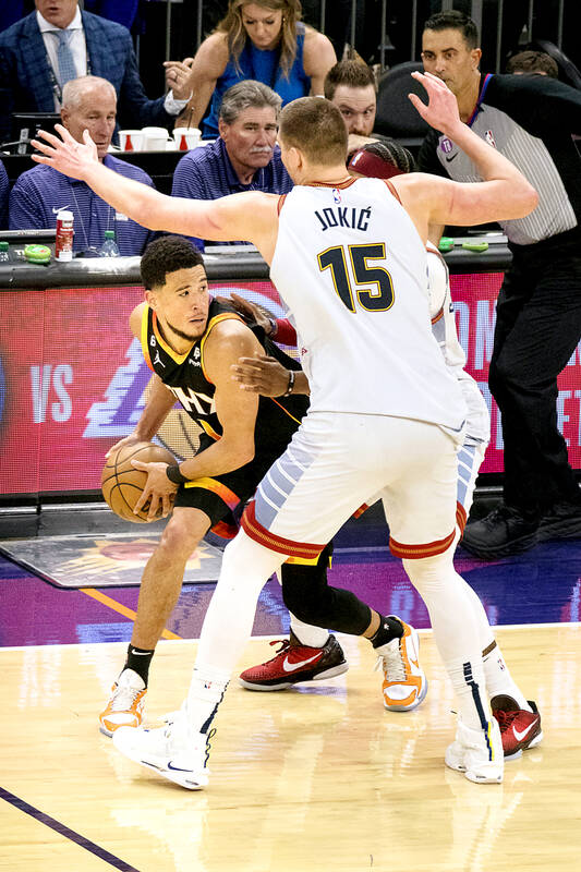 Booker’s 47 propels the Suns over Nuggets Taipei Times