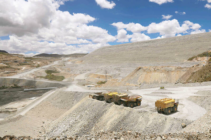Peru gold mine blaze claims 27 lives