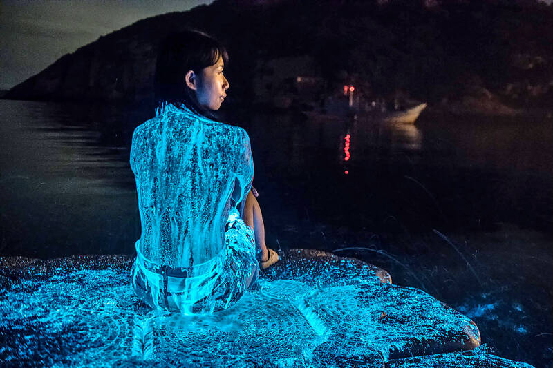Bioluminescent algae photo not harmful: professor - Taipei Times