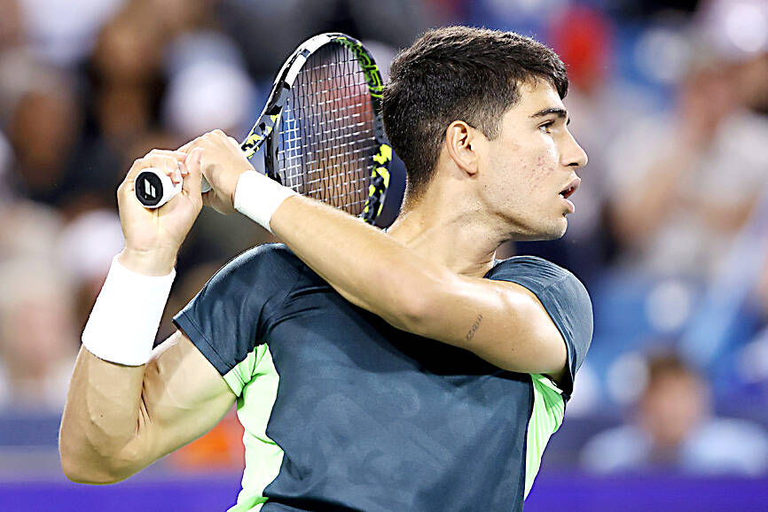 Alcaraz battles through rain to win in Cincinnati Taipei Times