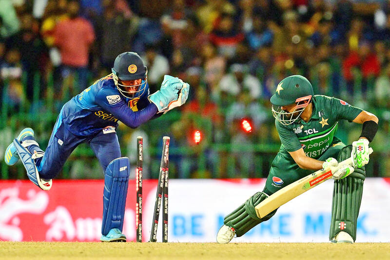 Sri Lanka edge Pakistan to set up final with India