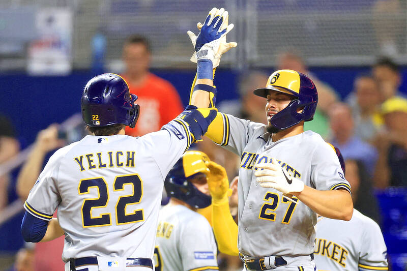 Brewers ride 12-run inning to clinch playoff spot - Taipei Times