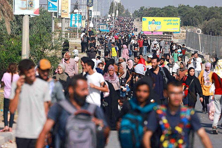 Thousands flee north Gaza on foot - Taipei Times