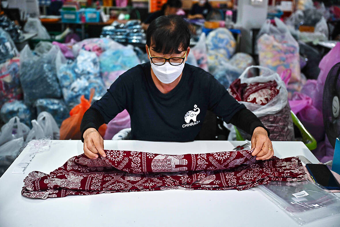 TikTokers make 'elephant pants' cool? - Taipei Times