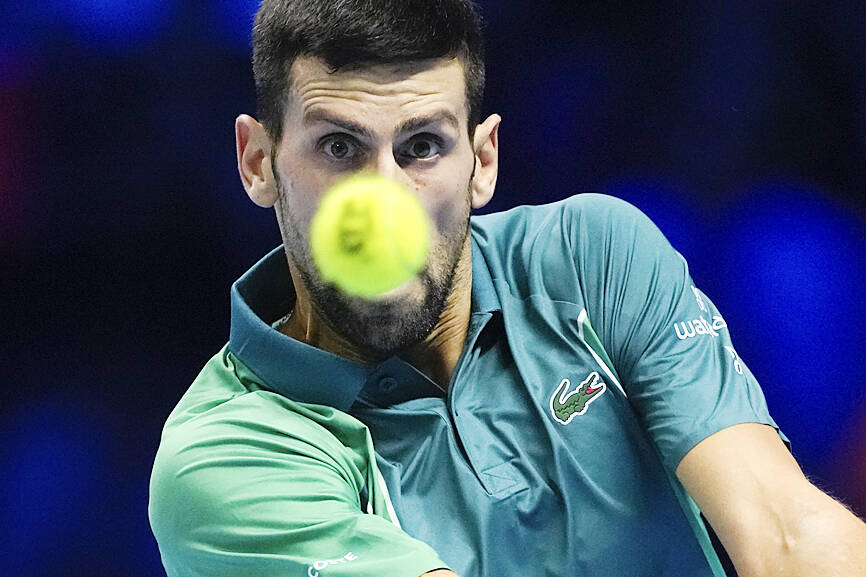 Djokovic eyeing record after demolishing Alcaraz