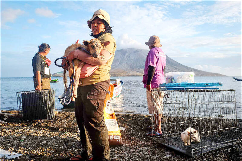 Rescuers brave volcano eruptions to save pets