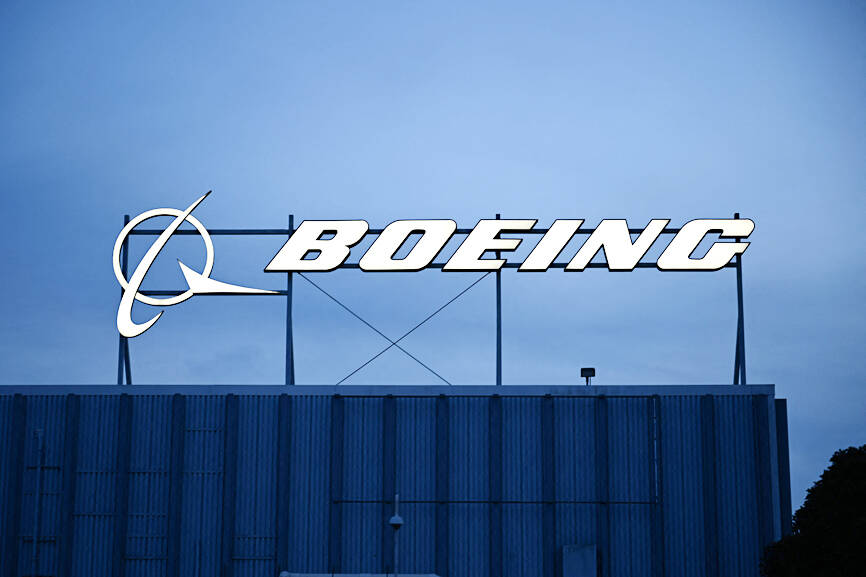 Boeing to cut 400 jobs as company struggles