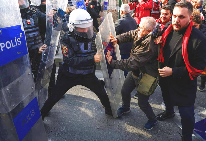 Istanbul mayor supporters clash with police as he testifies in two new probes – Taipei Times Istanbul mayor supporters clash with police as he testifies in two new probes – Taipei Times