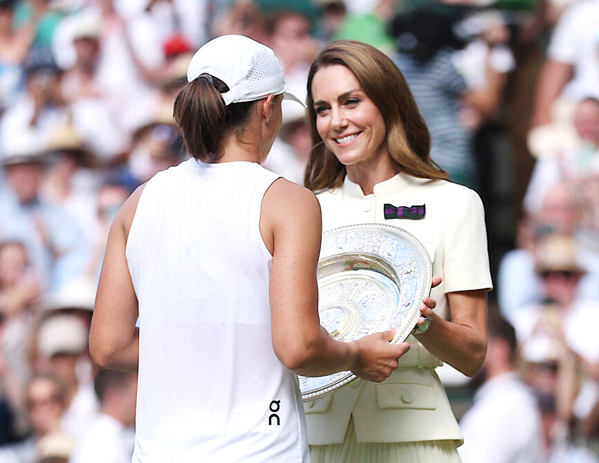 Princess of Wales presents winner’s trophy to Swiatek