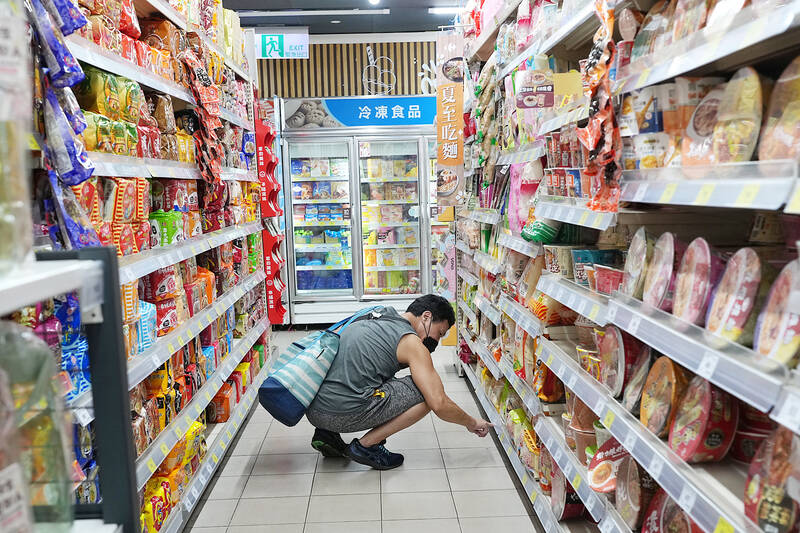 Economists warn on tariffs, weak consumption
