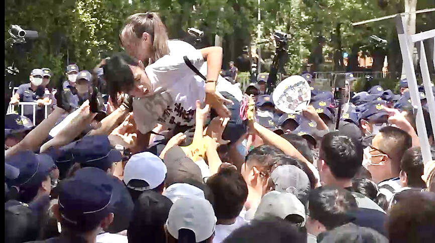 TPP supporters clash with police in Taipei