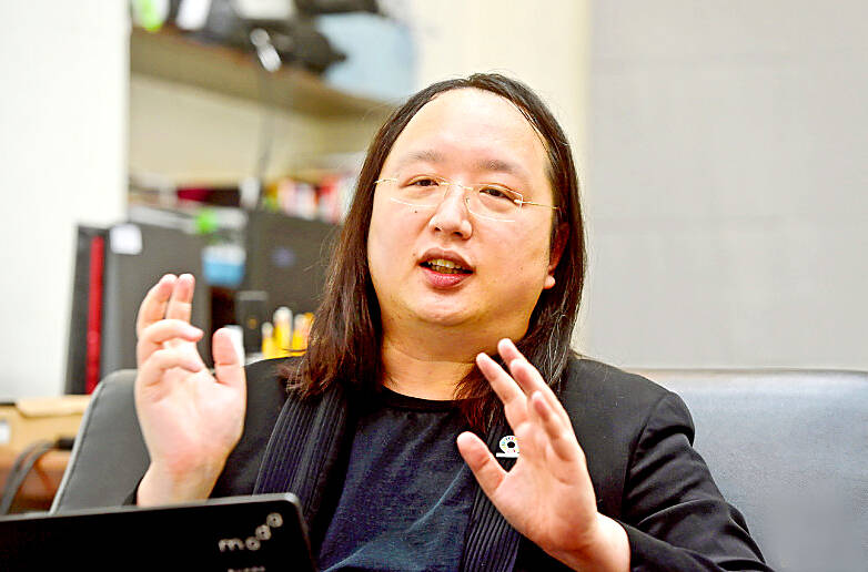 Audrey Tang receives humanitarian prize